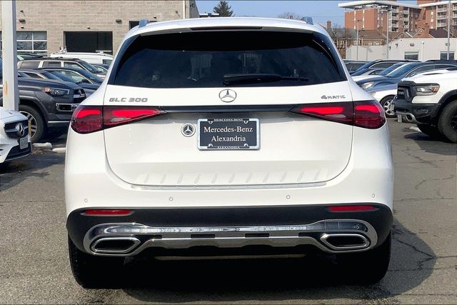 2025 Mercedes-Benz GLC 300 Image 3 of 30