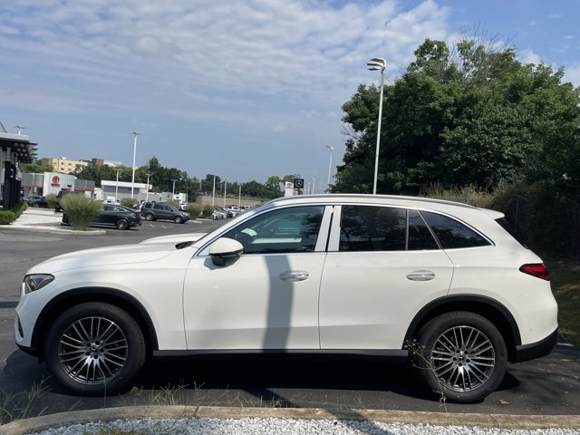 2025 Mercedes-Benz GLC 300 Image 5 of 8