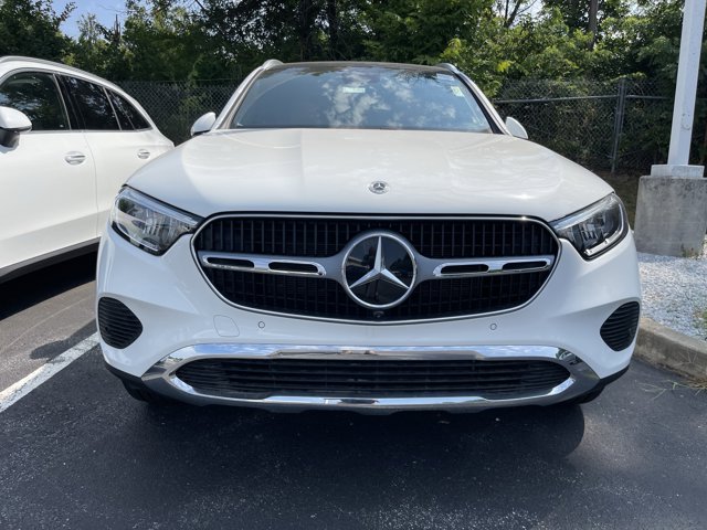 2025 Mercedes-Benz GLC 300 Image 2 of 8