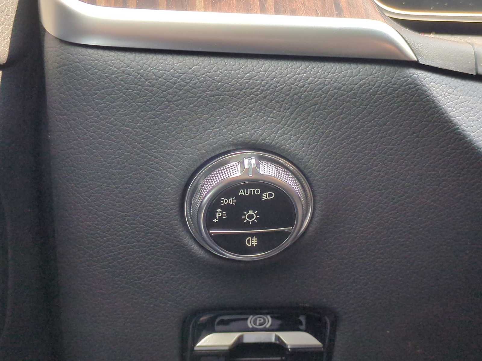 Vehicle image 27 of 36