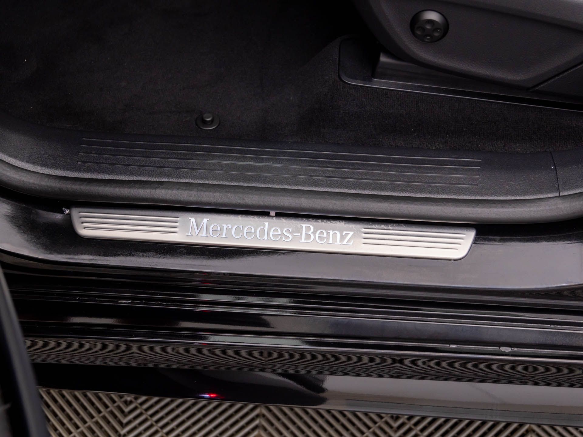 Vehicle image 23 of 32