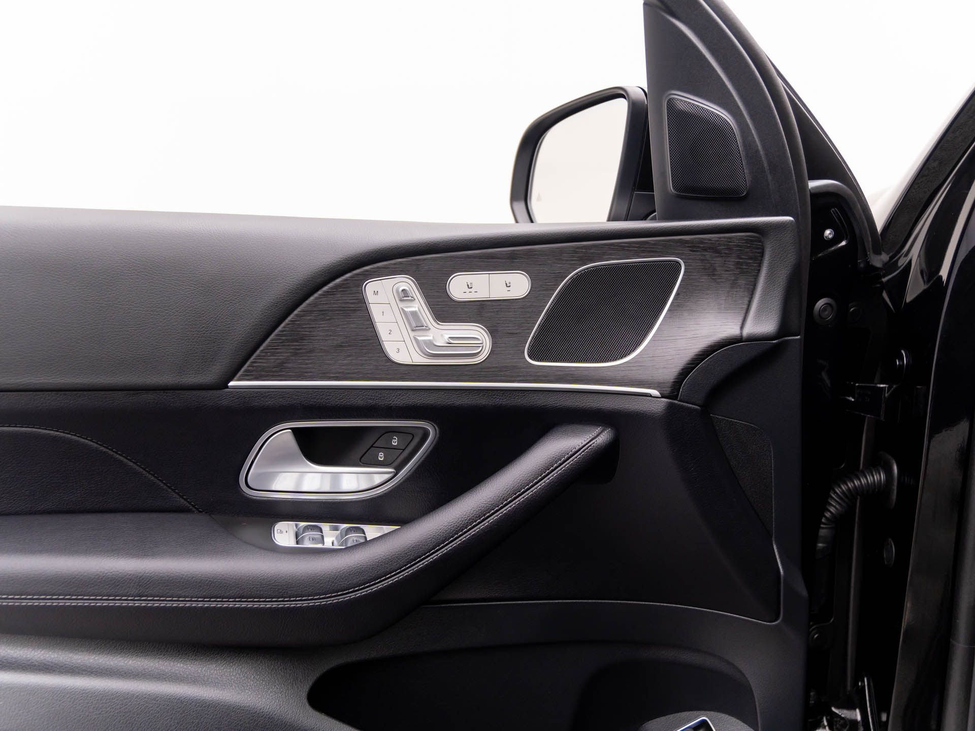 Vehicle image 20 of 32