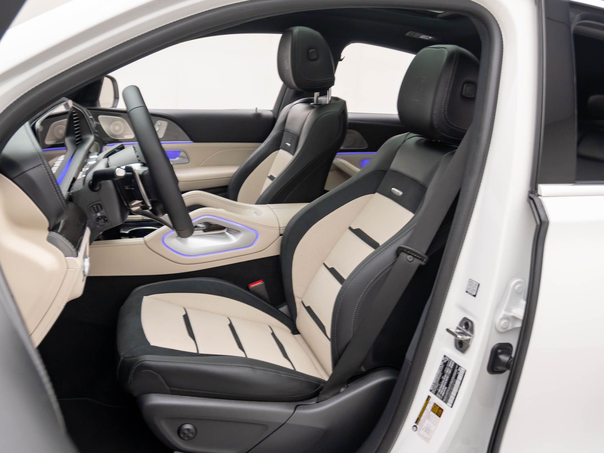 Vehicle image 17 of 34