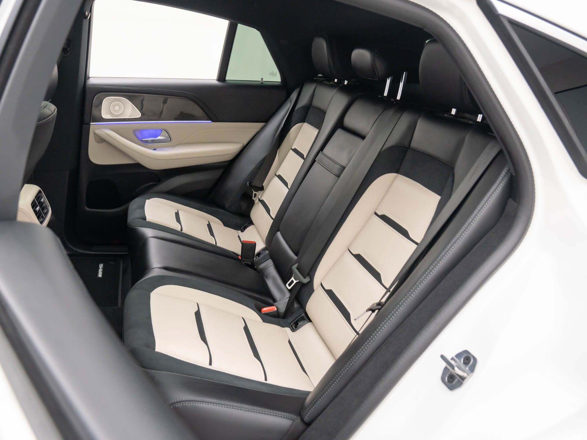 Vehicle image 18 of 34
