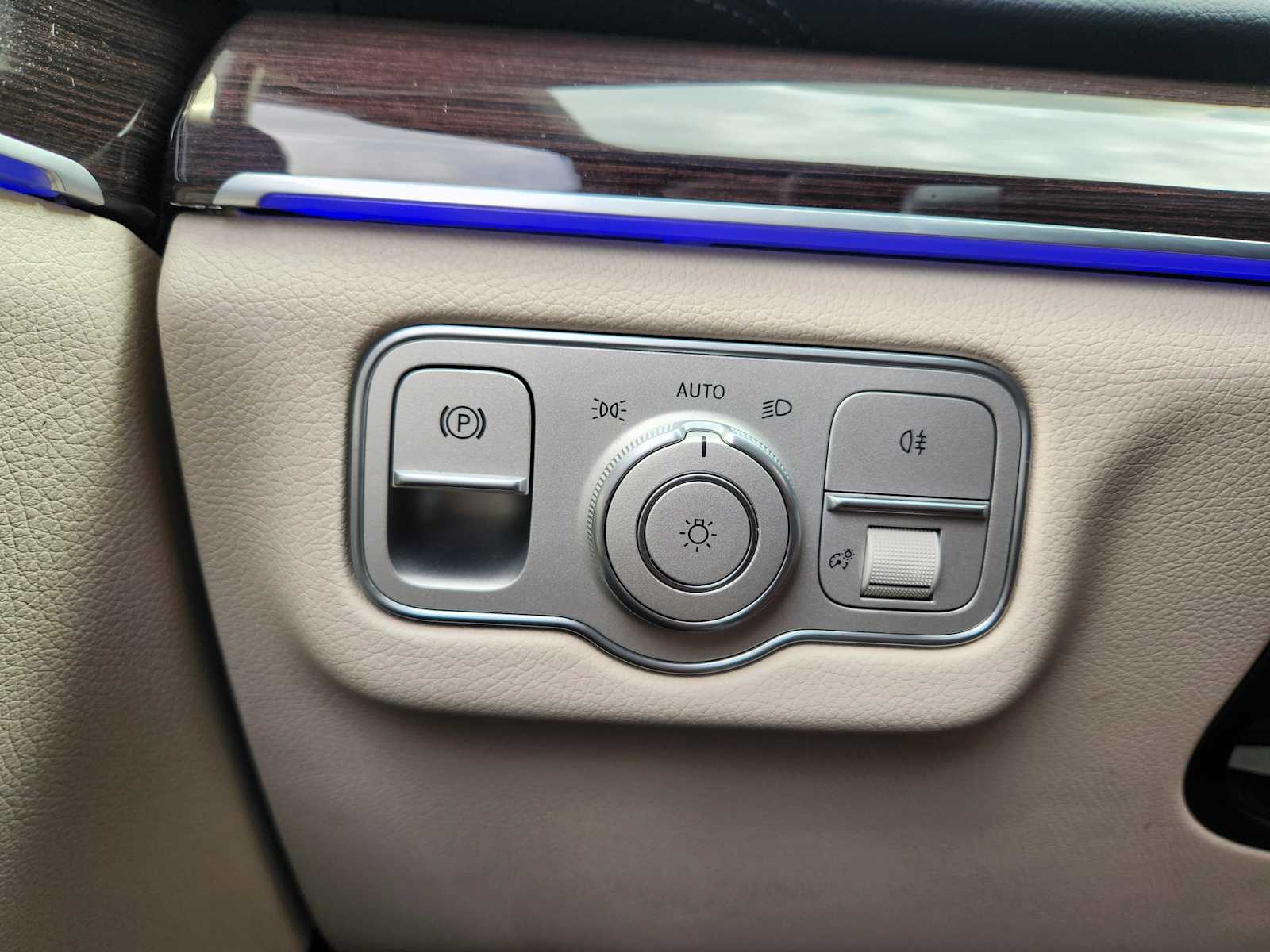 Vehicle image 21 of 34