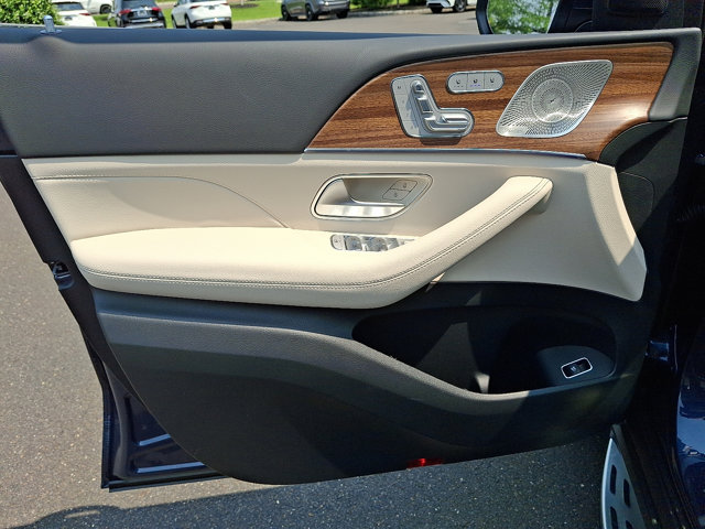 Vehicle image 12 of 21
