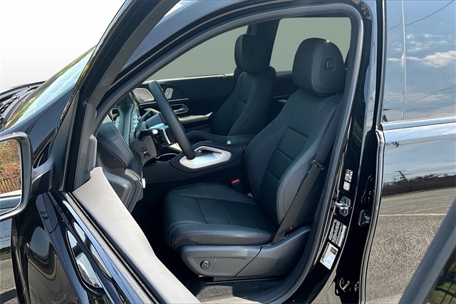 Vehicle image 8 of 17