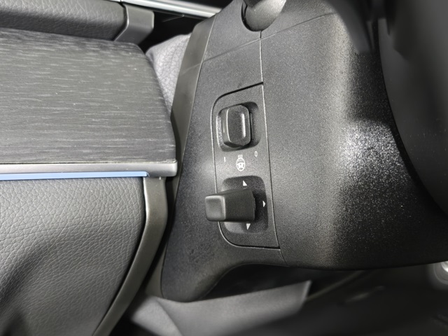 Vehicle image 33 of 41