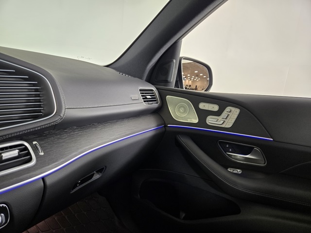 Vehicle image 21 of 41
