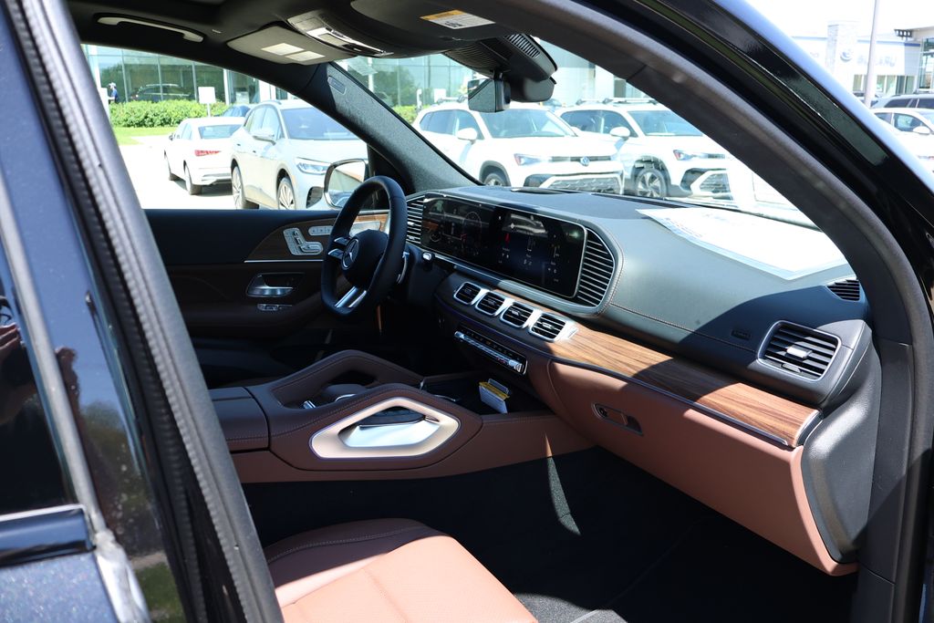 Vehicle image 14 of 16