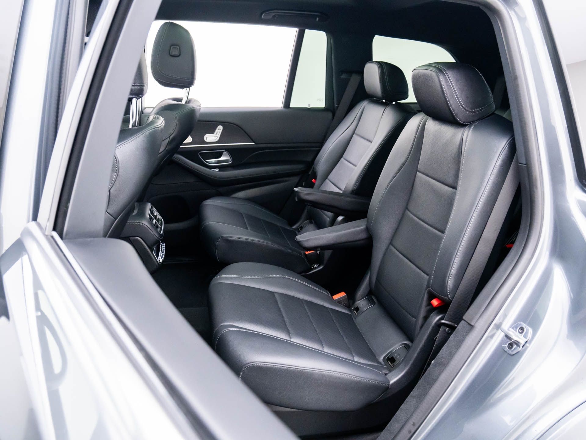 Vehicle image 18 of 40