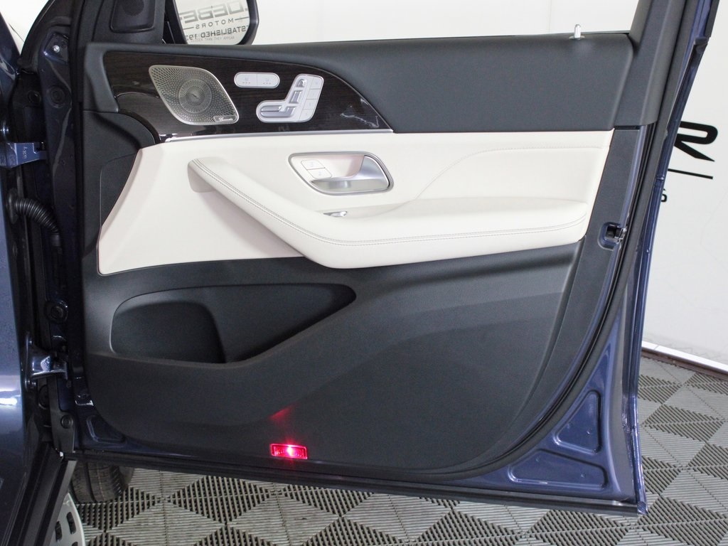 Vehicle image 34 of 37