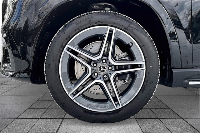 Vehicle image 15 of 17