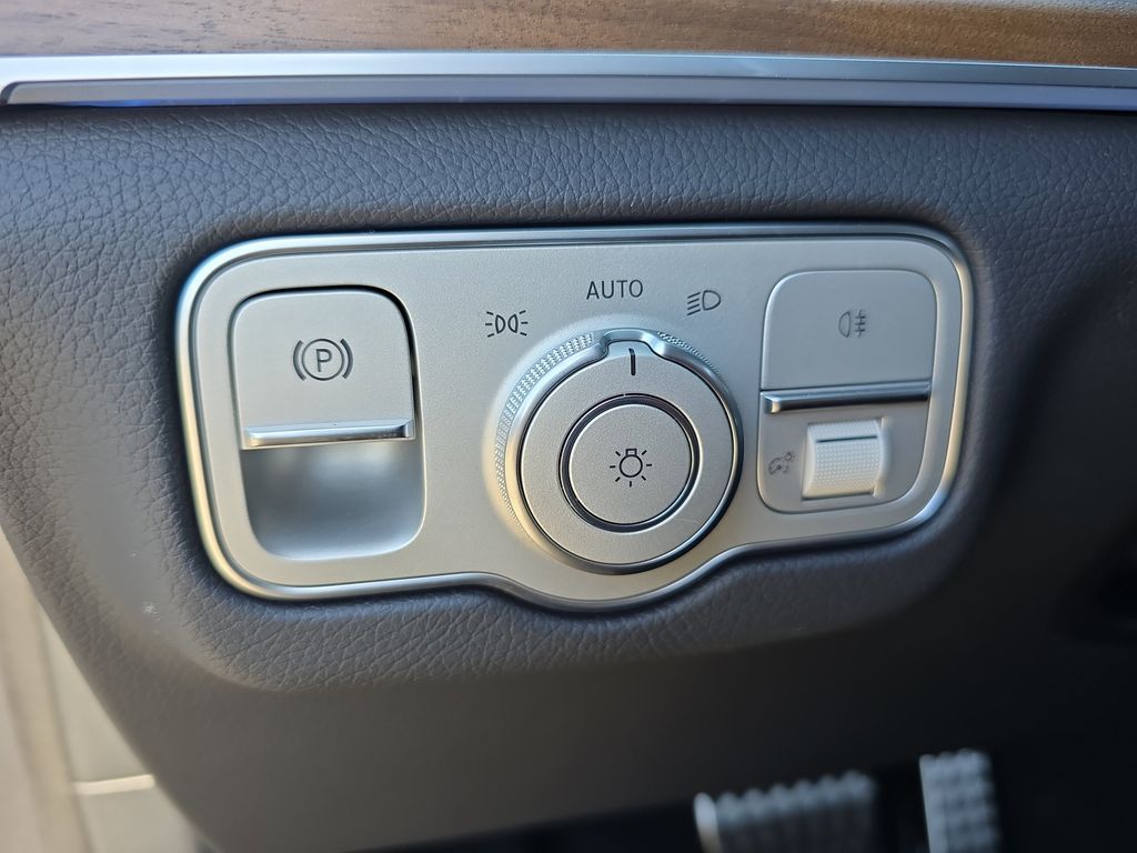 Vehicle image 25 of 39
