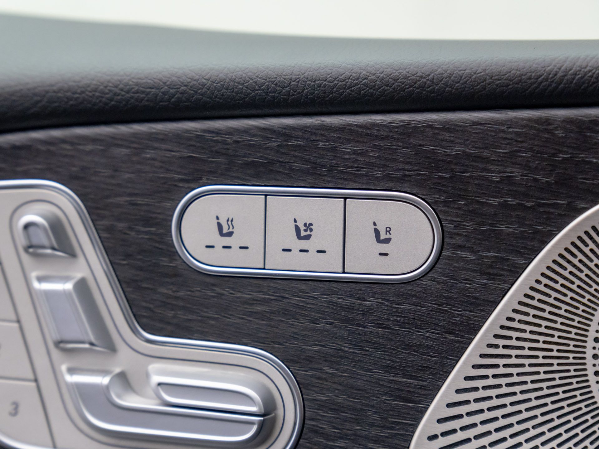 Vehicle image 32 of 41