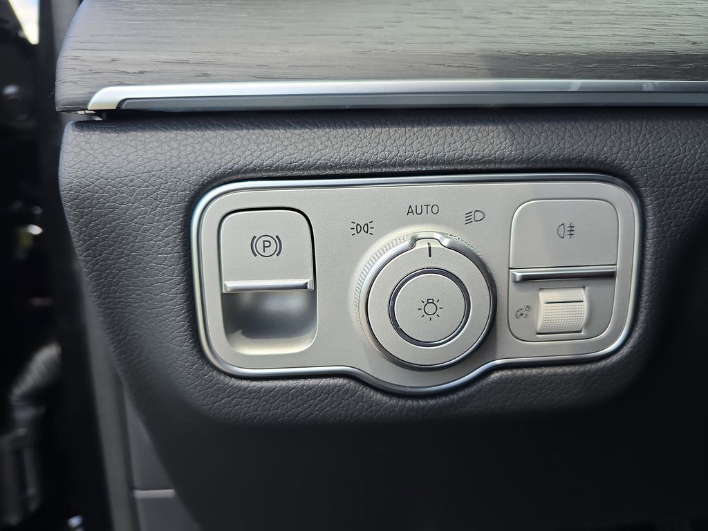 Vehicle image 28 of 39