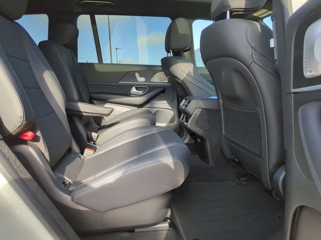 Vehicle image 21 of 26