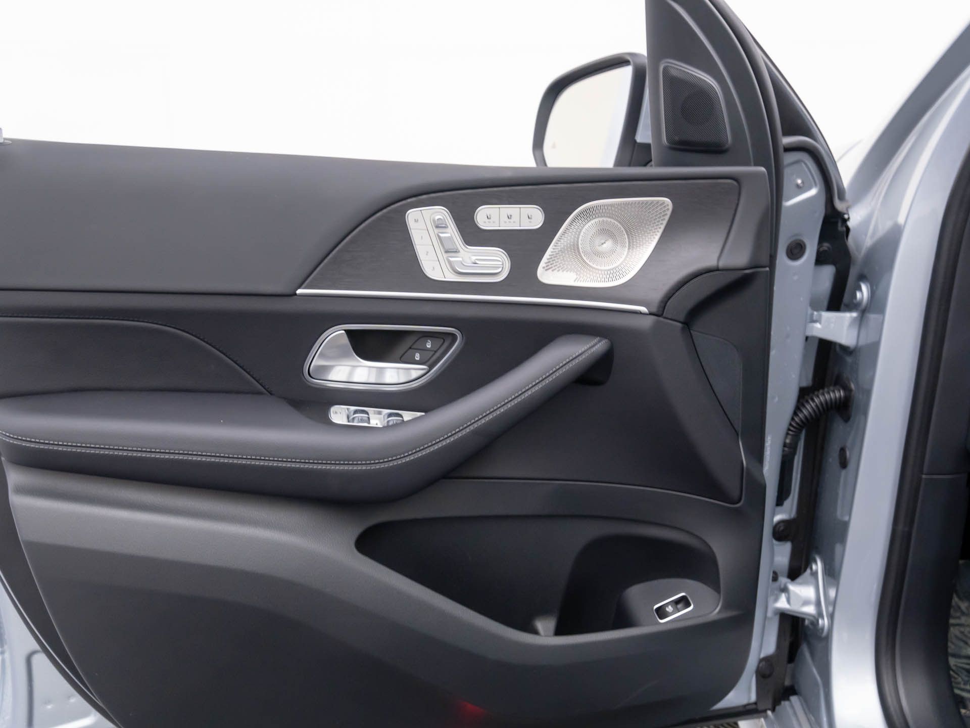 Vehicle image 15 of 40