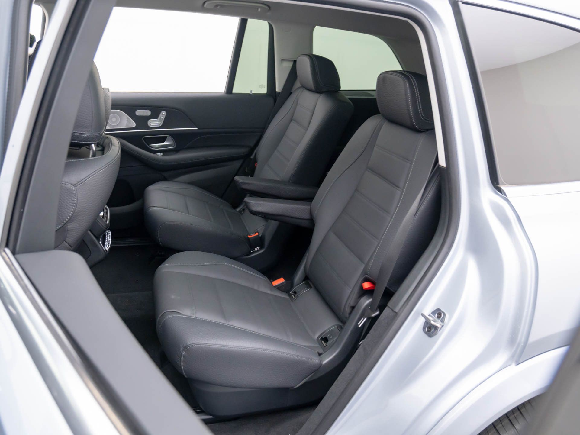 Vehicle image 18 of 40