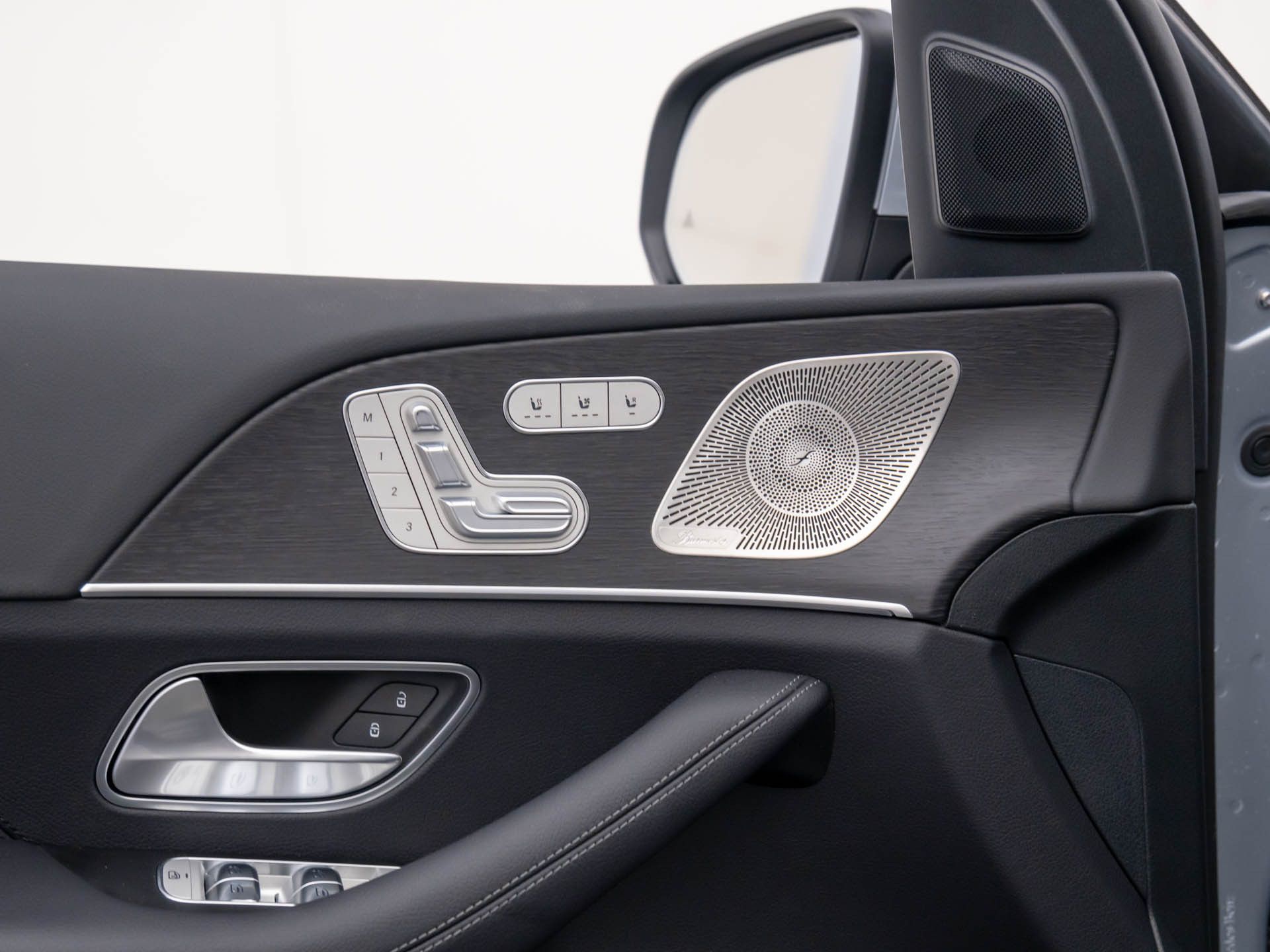 Vehicle image 16 of 40