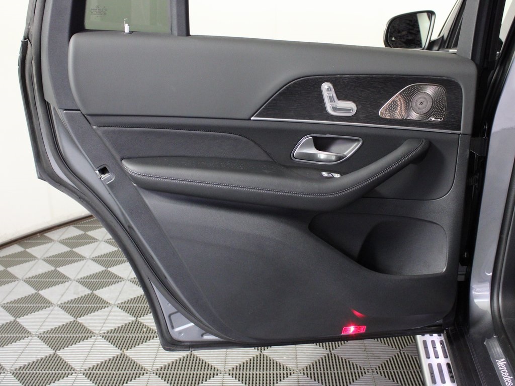 Vehicle image 27 of 34