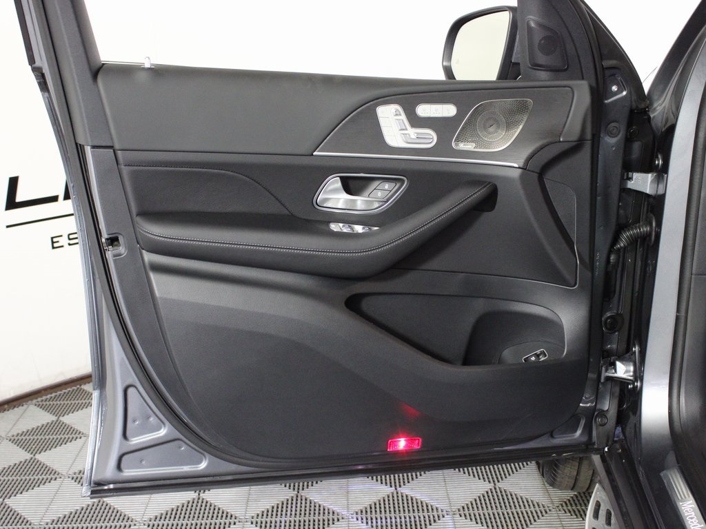Vehicle image 10 of 34