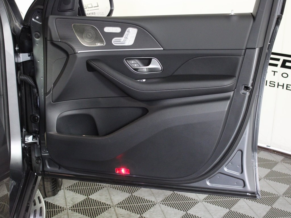 Vehicle image 32 of 34