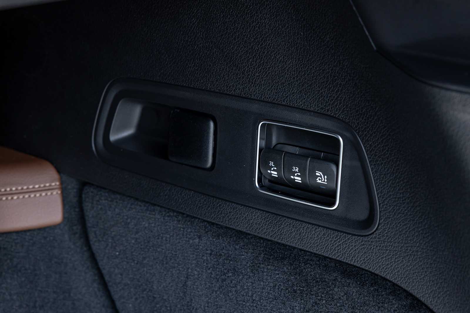 Vehicle image 24 of 31