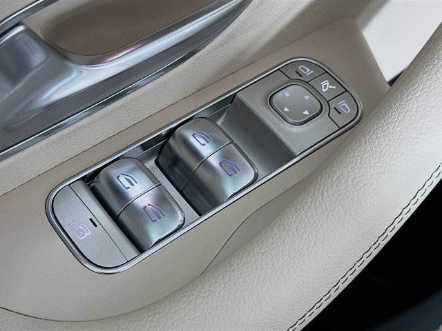 Vehicle image 32 of 35