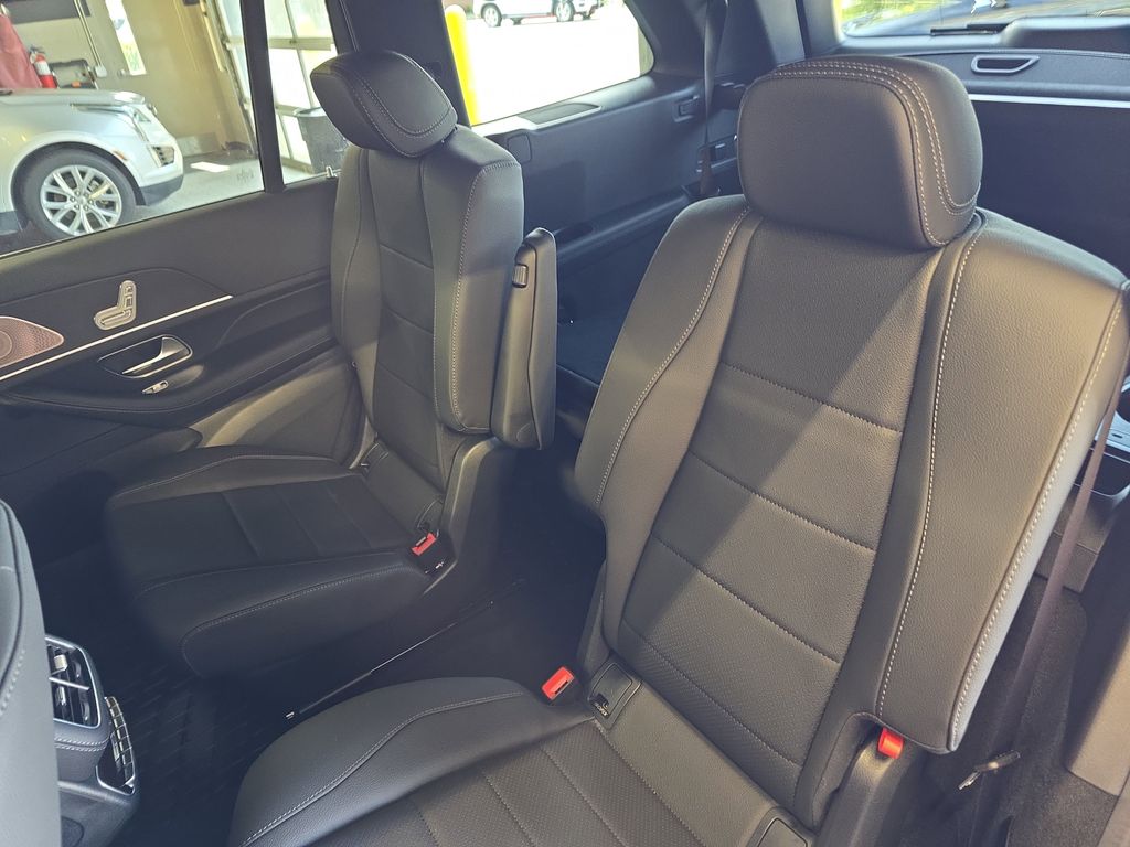 Vehicle image 16 of 40