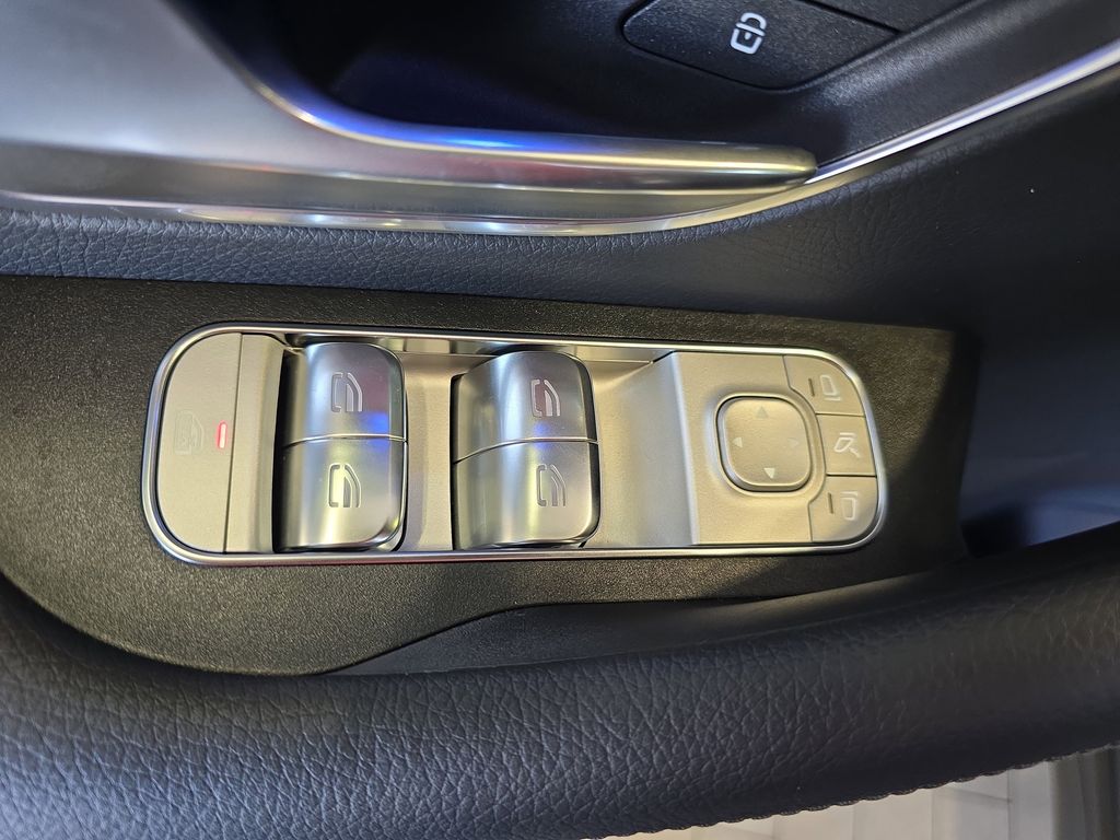 Vehicle image 31 of 40