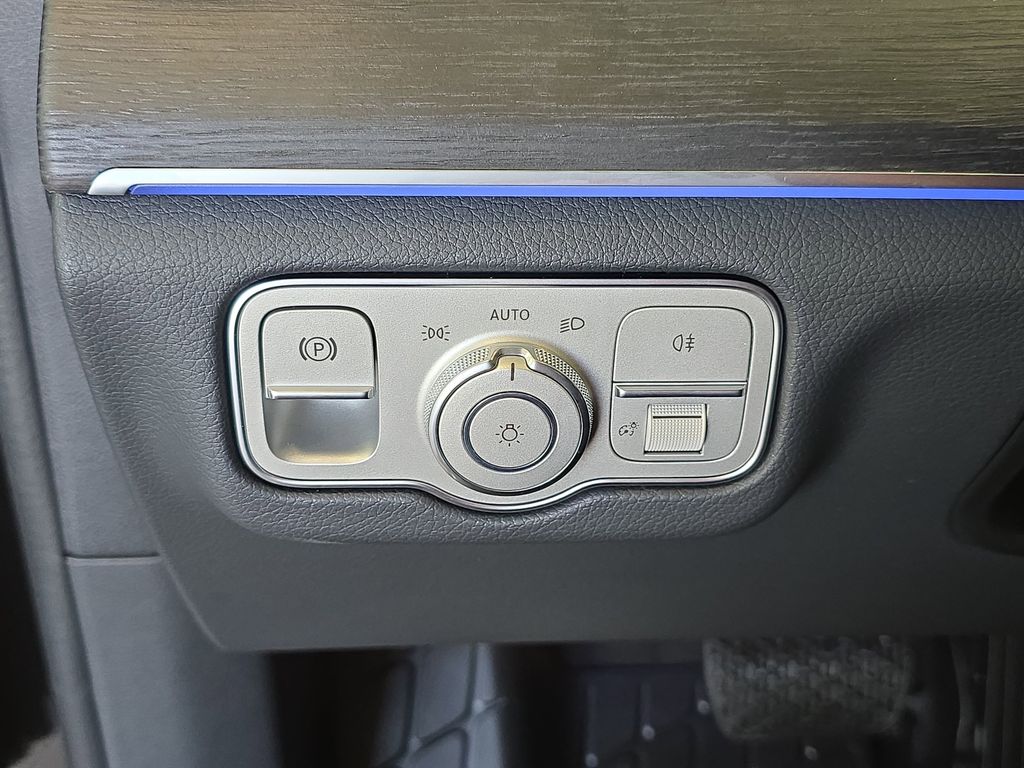 Vehicle image 29 of 40