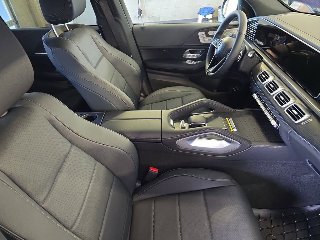 Vehicle image 10 of 40