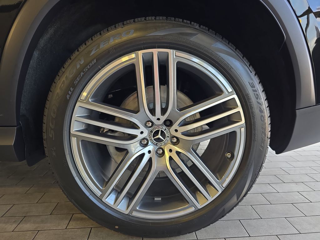 Vehicle image 37 of 40