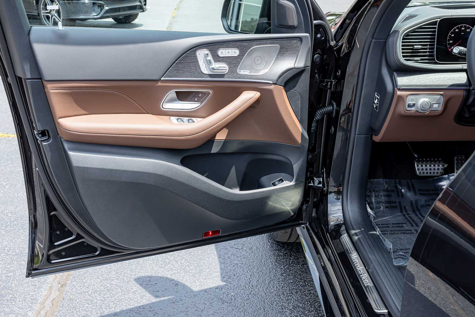 Vehicle image 24 of 28