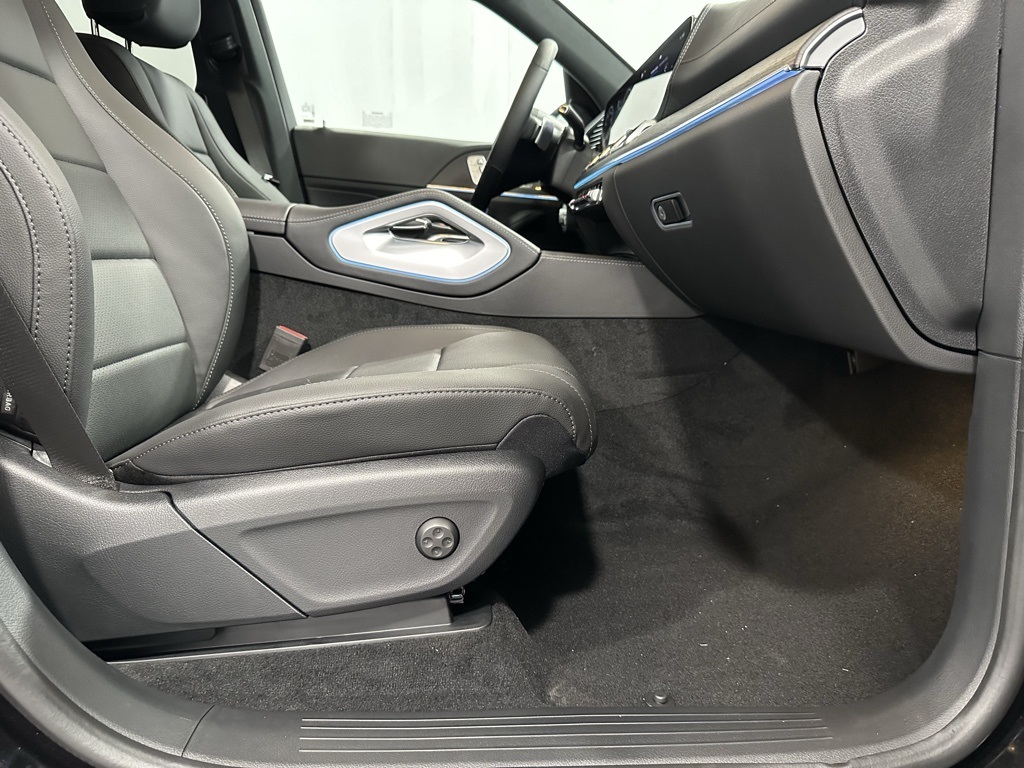 Vehicle image 16 of 24