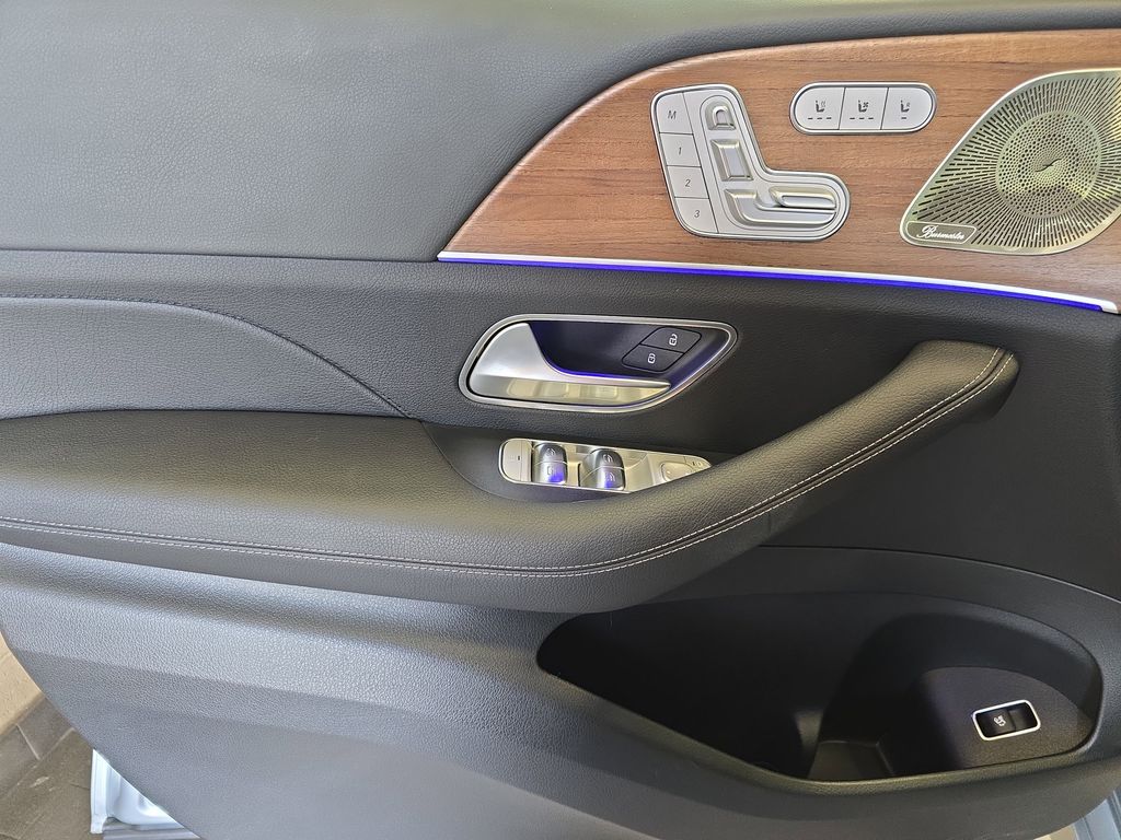 Vehicle image 31 of 42