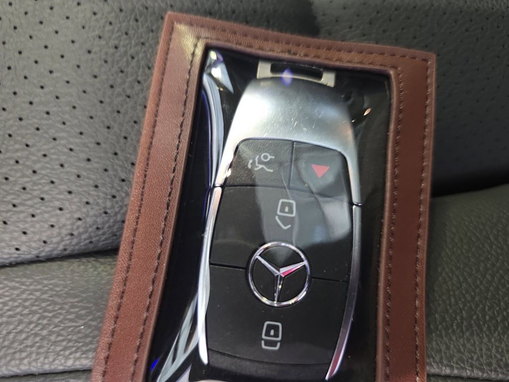 Vehicle image 33 of 42