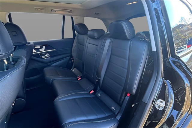 Vehicle image 8 of 17