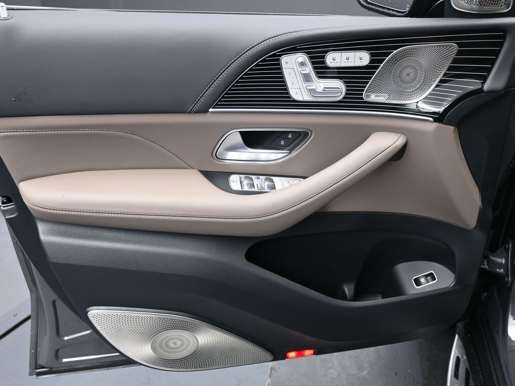 Vehicle image 45 of 52