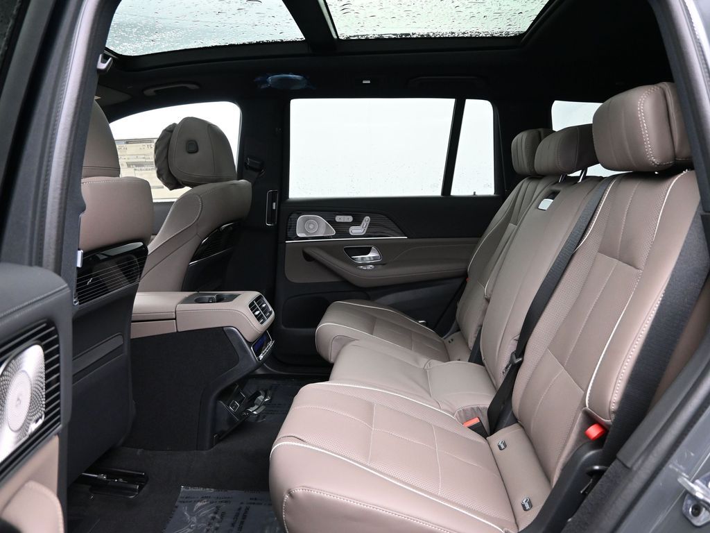 Vehicle image 33 of 52