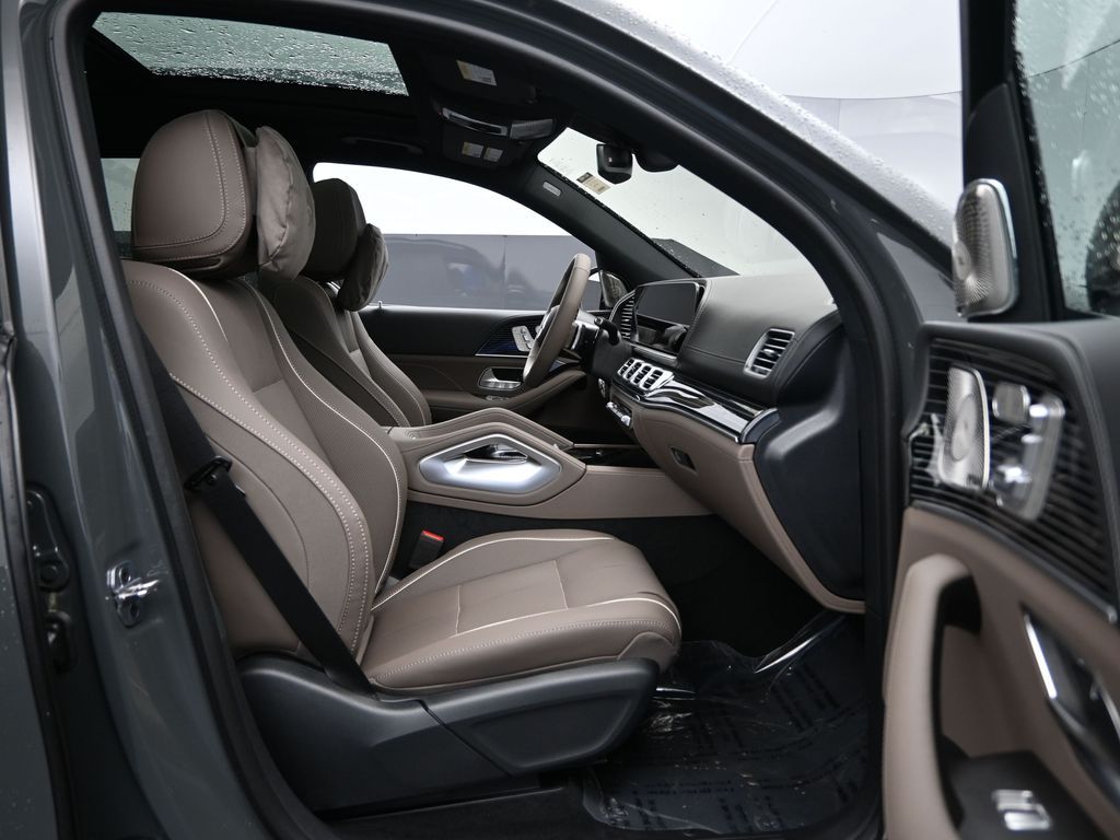 Vehicle image 47 of 52