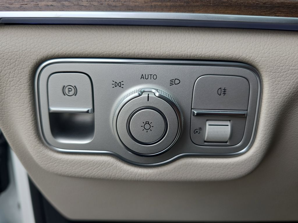 Vehicle image 28 of 39