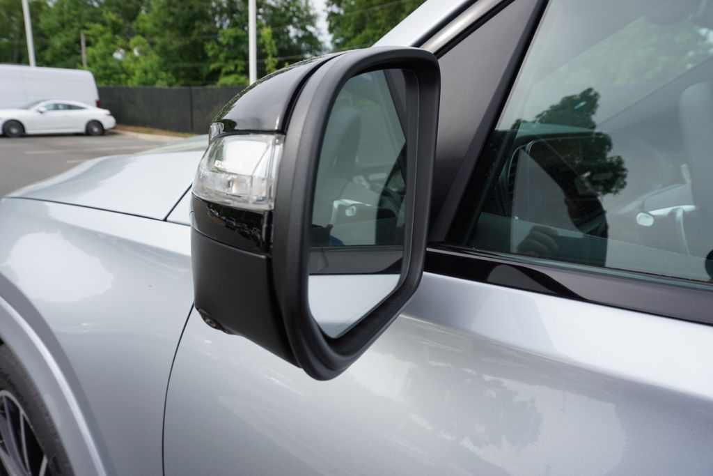 Vehicle image 10 of 81