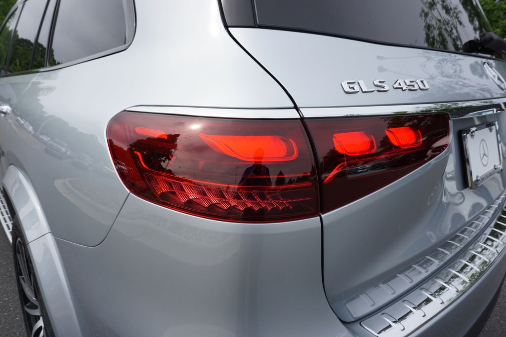Vehicle image 11 of 81