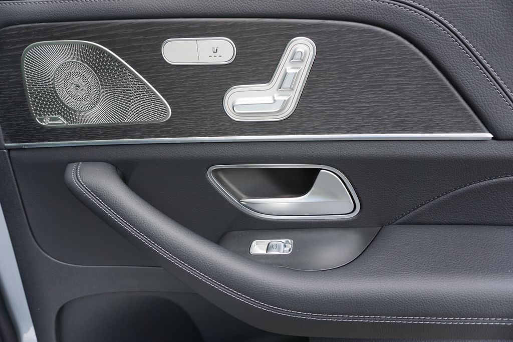 Vehicle image 60 of 81