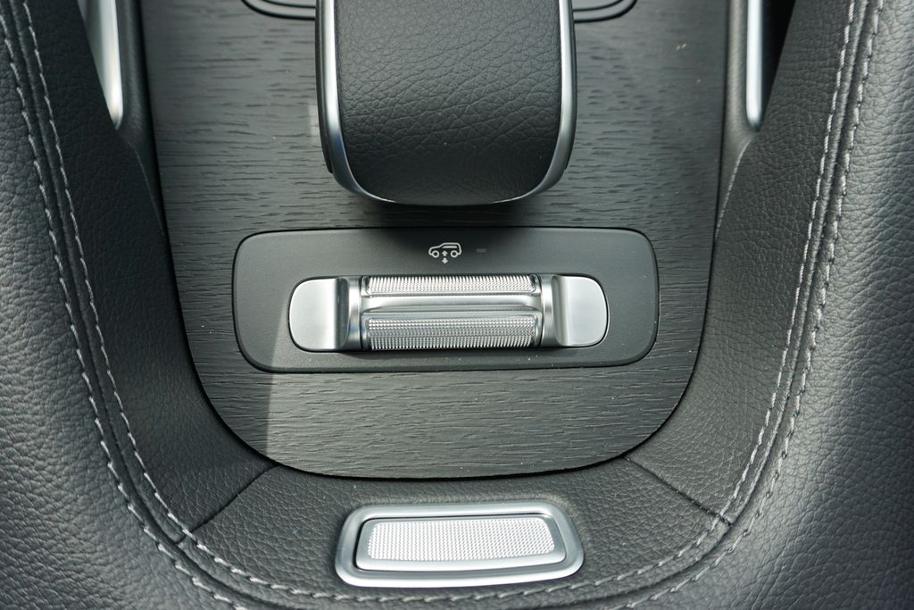 Vehicle image 37 of 81