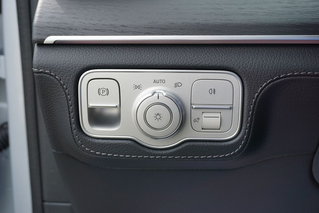 Vehicle image 30 of 81
