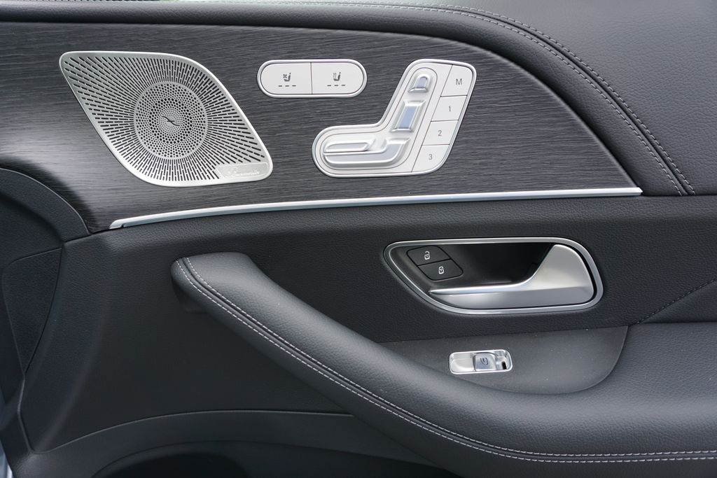 Vehicle image 70 of 81