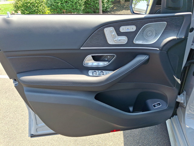 Vehicle image 17 of 21